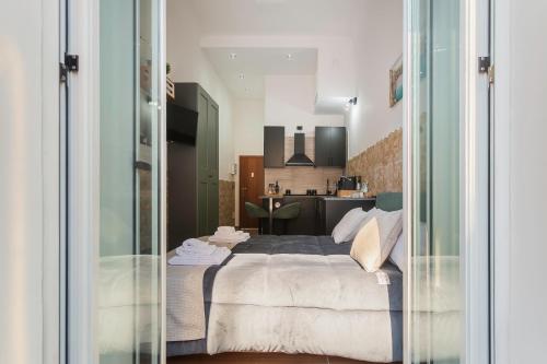 NEAR BARI VECCHIA & TRAIN STATION Typical Bari Home WITH Balcony photo 12