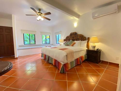a bedroom with a bed and a ceiling fan at Hotel Spa Posada Tlaltenango in Cuernavaca