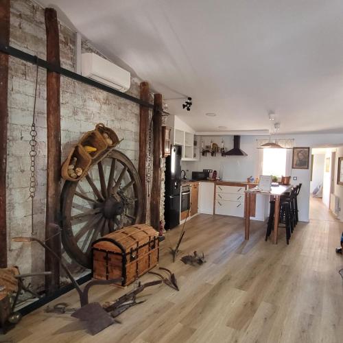 a kitchen and living room with a large wheel in a room at fuga romantica in Benisuera