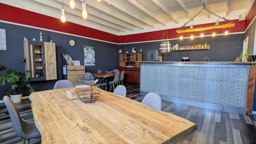 a restaurant with a table and chairs and a bar at RhinQuartier FeWo Loft-Style in Rheinsberg