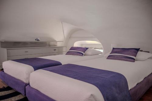two beds sitting next to each other in an airplane at Bilocale affacciato sul budello a 30 mt dal mare in Laigueglia
