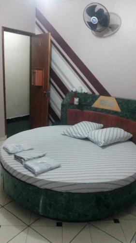 Cama en habitación con marco de cama verde en Hotel Okada (Adults Only), en São Paulo