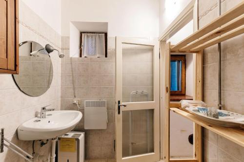 a small bathroom with a sink and a shower at Chalet Tessa BELLAGIO in Bellagio