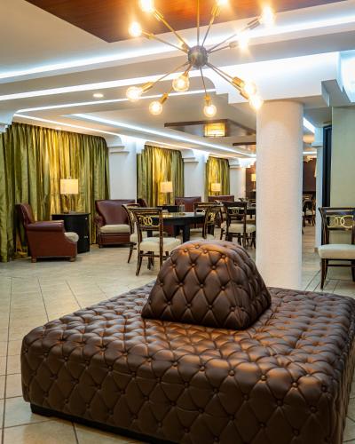 a large brown ottoman in a hotel lobby at Mansión del Cobre Hotel Boutique in Los Mochis