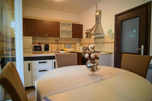 Apartman Helena 2 Prostrani apartman s 2 spavaće sobe,2 kupaonice ,terasa i parking