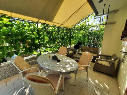Apartman Helena 2 Prostrani apartman s 2 spavaće sobe,2 kupaonice ,terasa i parking