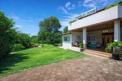 a view of the entrance to a therapy house at Amancay House, Jacuzzi and Pool in San Cristóbal