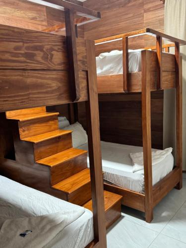 ein Zimmer mit zwei Etagenbetten in der Unterkunft Hotel Bimini in Constanza