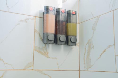 eine Reihe von Batterien an einer Wand in einem Badezimmer in der Unterkunft Hotel Bimini in Constanza