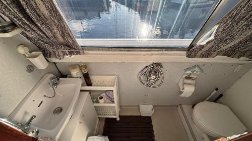 a small bathroom with a sink and a toilet at Hidden gem in Invernisk