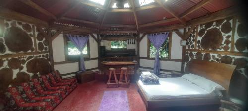 a living room with a couch and a tv in it at Bosque de Oro in Apía