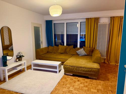 un salon avec un canapé et une table dans l'établissement Aliyah, à Lausanne