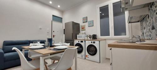 a kitchen and living room with a table and a washing machine at Halisa Casa Vacanze in Palermo