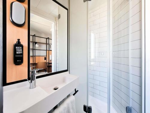 a bathroom with a sink and a mirror at Ibis Paris Tour Eiffel Cambronne 15ème in Paris