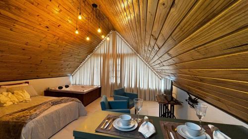 a hotel room with a bed and a pool table at Sombra do baú -Luar in Timbe do Sul