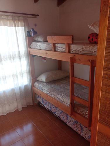a room with two bunk beds and a window at ¡Quien Diria! in San Clemente del Tuyú