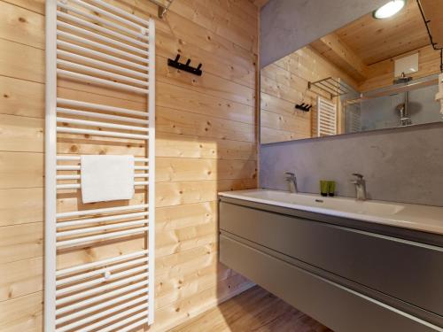 a bathroom with a sink and a mirror at Rattendorf 21A in Rattendorf