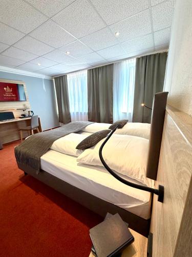 ein Schlafzimmer mit einem großen Bett in einem Zimmer in der Unterkunft Hotel Vorburg - Free Parking - Bei Hamburg in Trittau