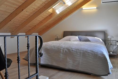 Apartments and rooms with WiFi Split - 25379