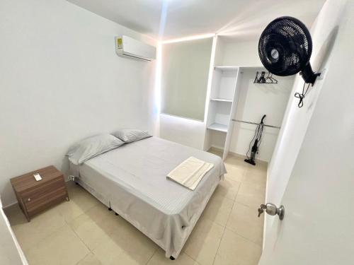 a small room with a bed and a fan at Apartamento para Descansar en Valledupar in Valledupar