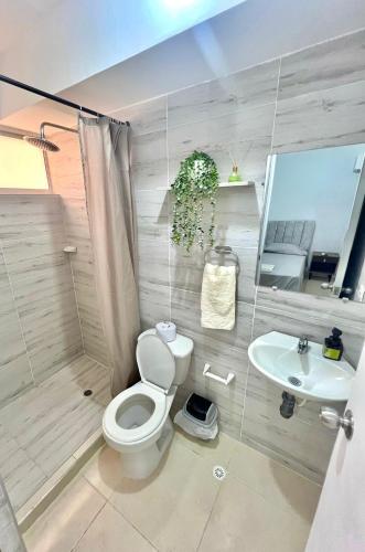 a bathroom with a toilet and a sink at Apartamento para Descansar en Valledupar in Valledupar