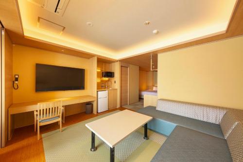 a small room with a table and a tv at Senoumi in Higashiizu