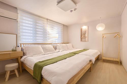 Kama o mga kama sa kuwarto sa NEW Sinchon 5min, 3ROOM, near Hongdae,DDP, Seongsu 20min, Free K-snacks, WIFI, OTT