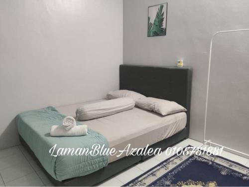 a small bed in a room with at Laman Biru Azalea in Pekan