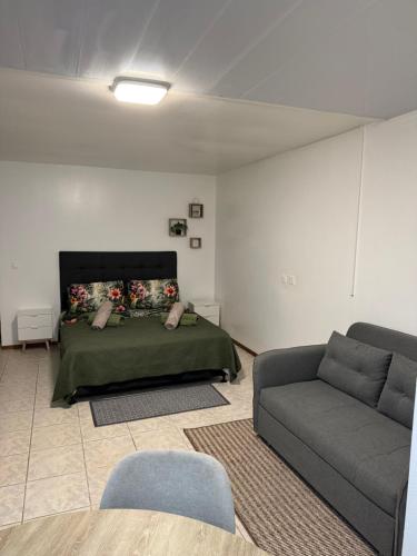 a living room with a bed and a couch at Studio VAI in HUH