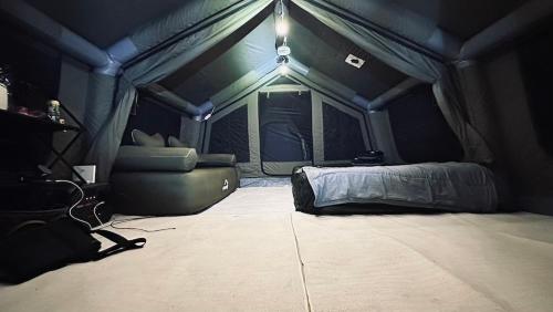 Llit o llits en una habitació de Lombok Glamping