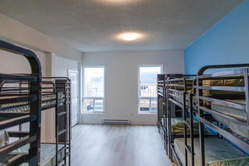 ein leerer Raum mit einem Raum mit Regalen in der Unterkunft Check Inn in Toronto