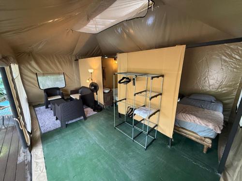 a room with a bed and a desk in a tent at KRITAJNA SAFARi LODGE in Dominical