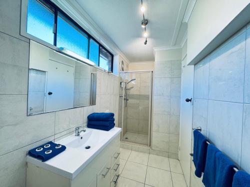 a bathroom with a sink and a shower at Edinburgh Motor Inn in Warragul