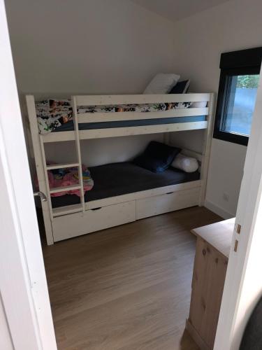 a small room with two bunk beds in it at Studio indépendant face à la forêt in Aureilhan