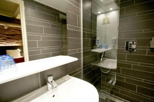 a bathroom with a toilet and a sink and a mirror at In den Verdwaalde Koogel in Heusden