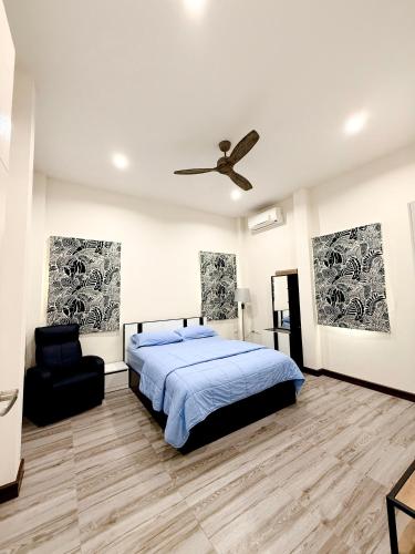 a bedroom with a bed and a ceiling fan at Bluesky Villa Bang Sare in Bang Sare