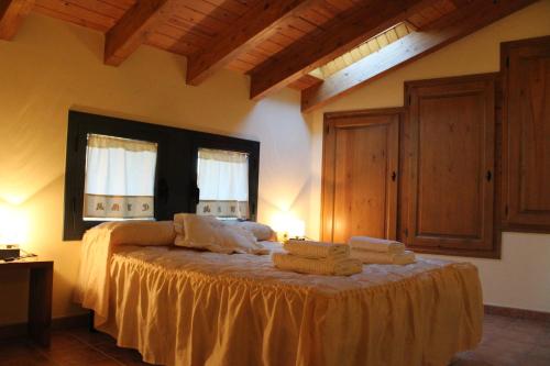 a bedroom with a bed with towels on it at Cal Miger in Tiurana