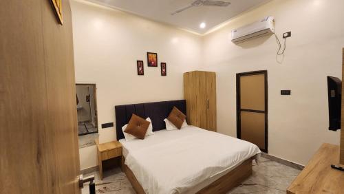 a bedroom with a bed with white sheets and a window at Hotel RK Heritage in Varanasi