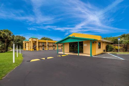 an empty parking lot in front of a motel at Quality Inn White Springs Suwanee in Live Oak