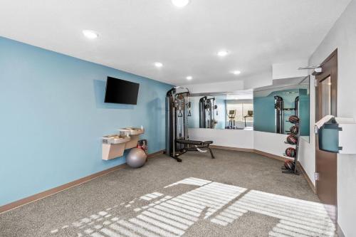 a home gym with a blue wall at WoodSpring Suites Washington Meadowlands PA in Washington