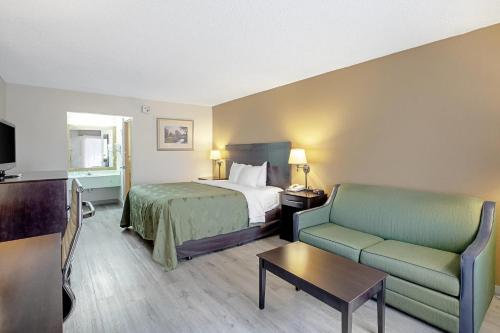 a hotel room with a bed and a couch at Quality Inn & Suites Live Oak I-10 Exit 283 in Live Oak