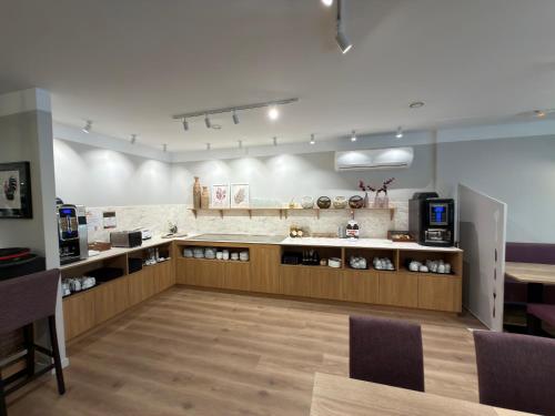 un café avec un comptoir dans une pièce dans l'établissement Écluse 34 - Hôtel & Gîtes, à Steinbourg