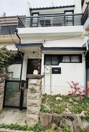 GI HOUSE - Central Osaka Traditional House - 3 Tatami Rooms & Balcony - 6min Walk to Station
