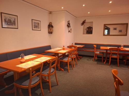 a dining room with wooden tables and chairs at Weingasthaus zum Fährhof in Winningen