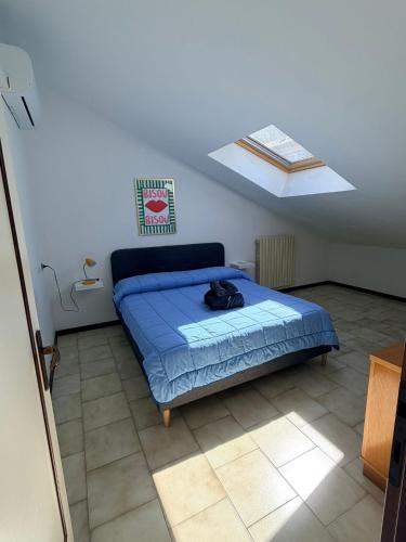 a bedroom with a bed and a skylight at Appartamento il Punto Alto in Baveno