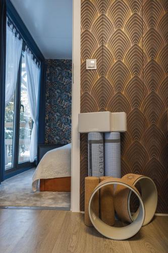 a bedroom with a bed and a wall with a pattern at Luxury Home in Igal