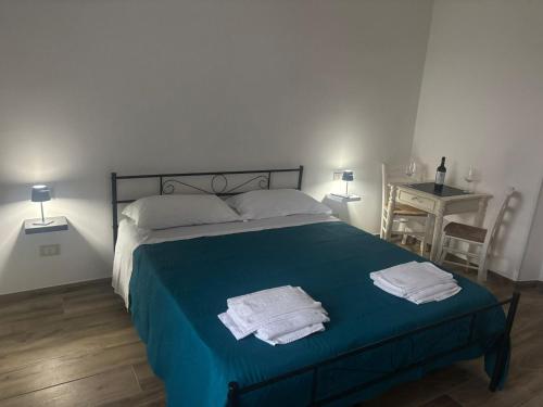 a bedroom with a bed with towels on it at b&b Vitae in Tremensuoli