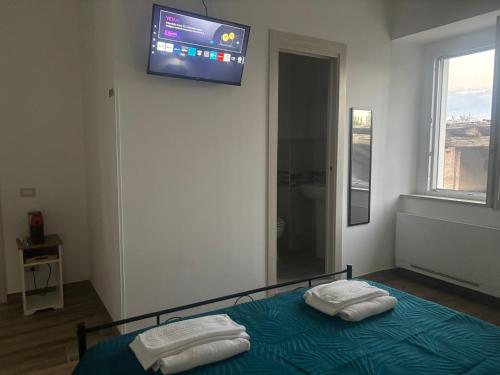 a bedroom with a bed with a tv on the wall at b&b Vitae in Tremensuoli