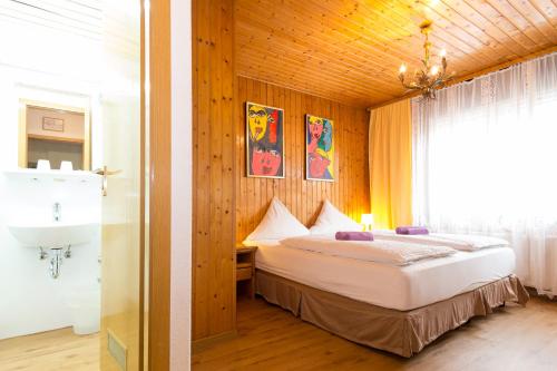 מיטה או מיטות בחדר ב-Hotel Moosbichl