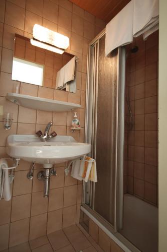 y baño con lavabo y ducha. en Haus Geiger, en Scharnitz